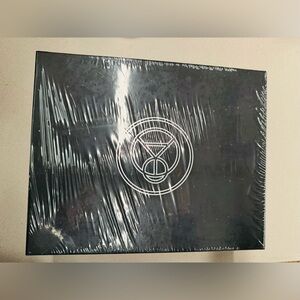 Coheed and Cambria Vaxis 1
Unheavenly Creatures Deluxe Cd boxset rare NEW!!!
Cia